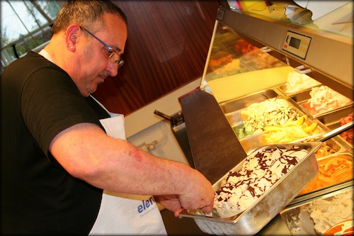 ... och ut i glassbaren.