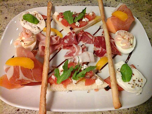 Antipasto = Förrätt, aptitretare. Fråga oss vad vi kan göra för dig!